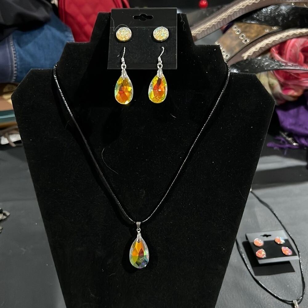 Crystal necklace & 2 pairs of earrings. Pretty gold with hint of orange!